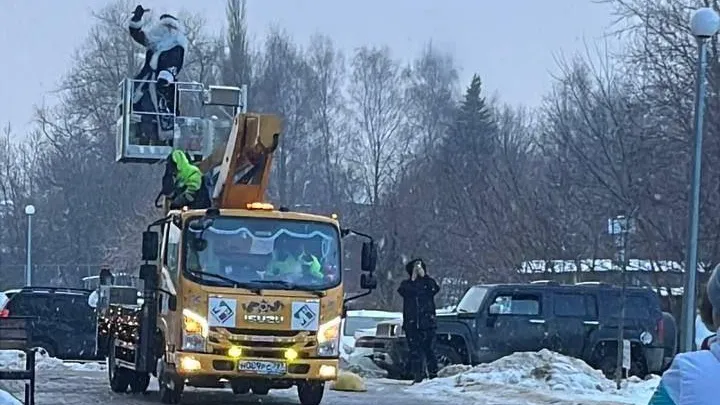 В одном из дворов Подмосковья Дед Мороз прибыл на праздник на автовышке