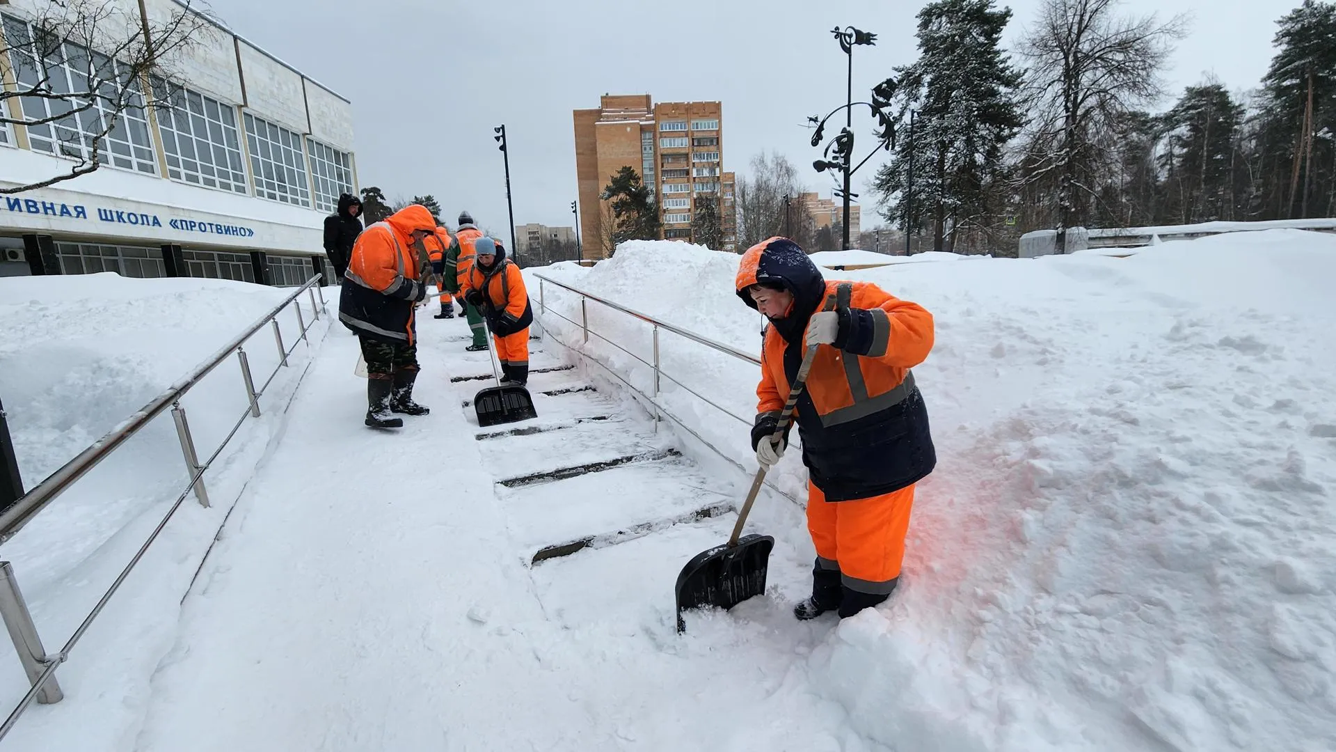 Коммунальщики Протвина расчищают Лесной бульвар 19 февраля