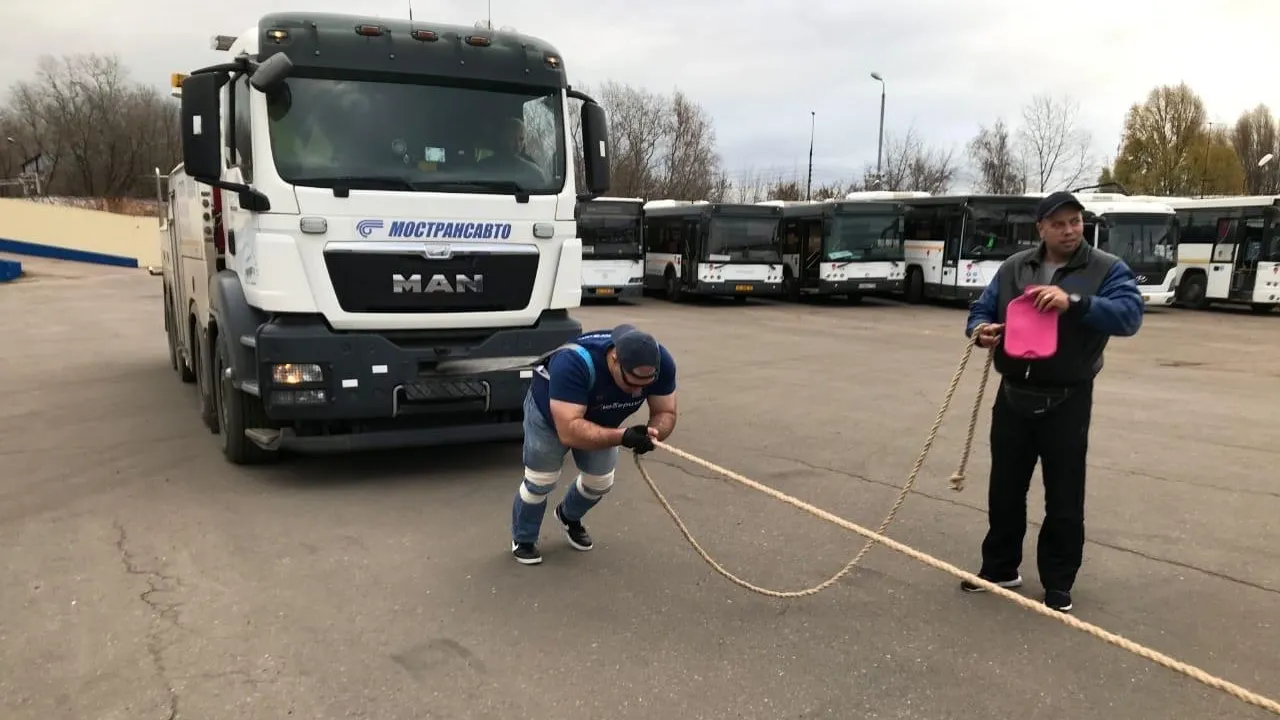 Спортсмен из Люберец сдвинул с места автобусный эвакуатор весом около 40 т