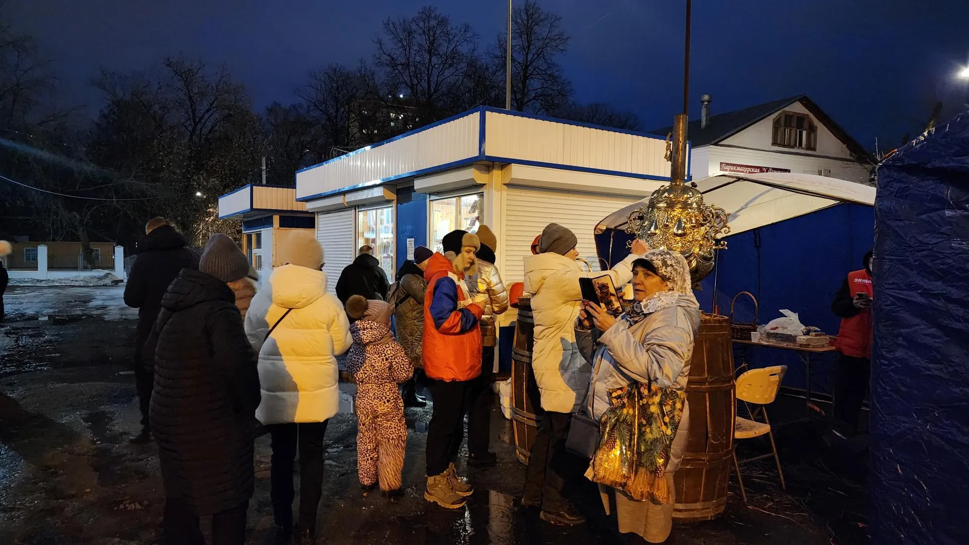 Более 300 человек окунулись в купель в у храма Рождества Пресвятой Богородицы в Королеве