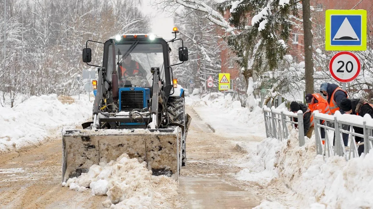 В Подмосковье продолжают убирать снег на региональных дорогах