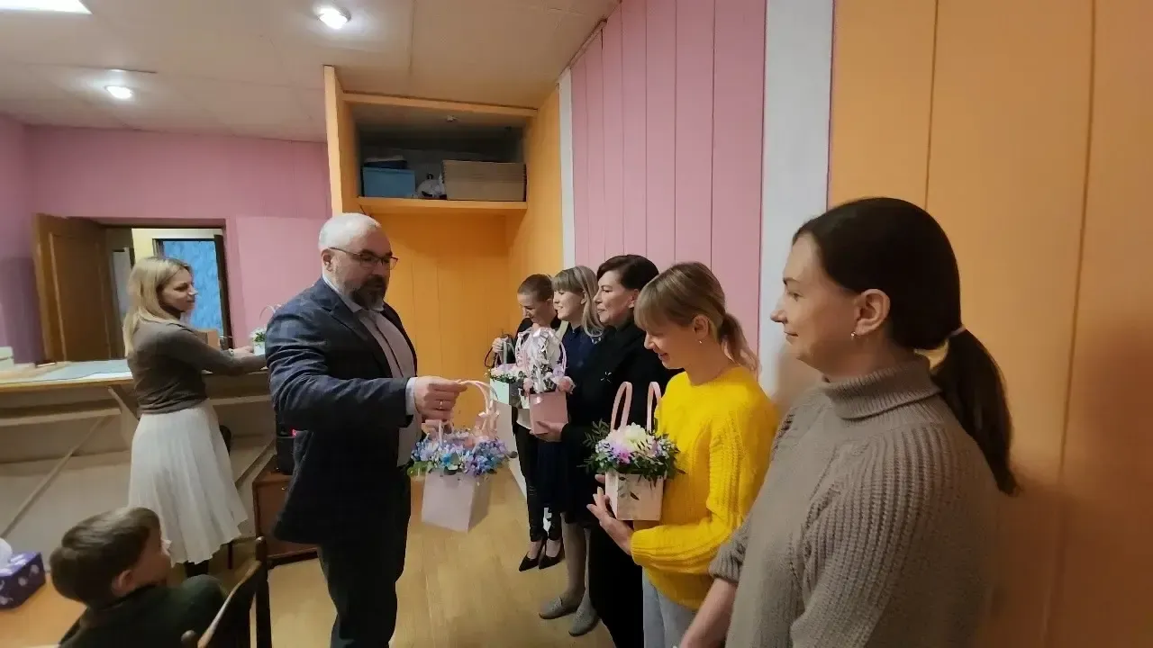 Депутат из Серпухова поздравил с Днем матери сотрудниц реабилитационного центра