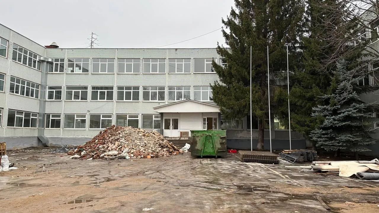 Рабочие завершили стяжку полов на втором и третьем этажах в домодедовском лицее № 3