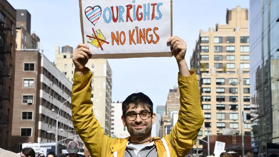 Массовые протесты No Kings в США: кто за ними стоит и насколько они опасны для Трампа