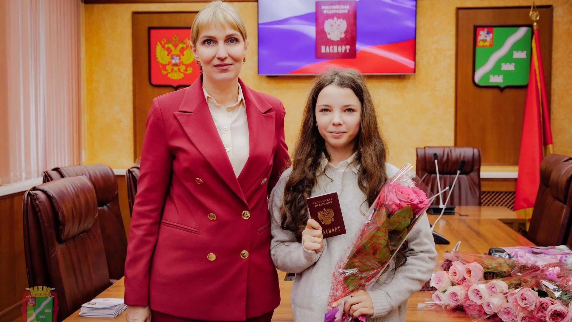 Замглавы Наро-Фоминского округа вручила паспорта 15 подросткам