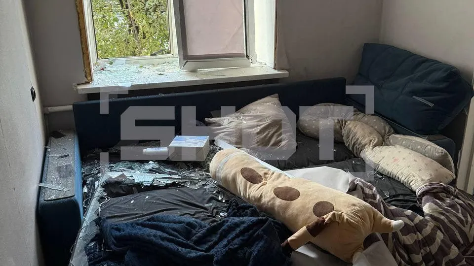 Выломаны окна и раковина в крови: фото из разбитой БПЛА квартиры в Воронеже