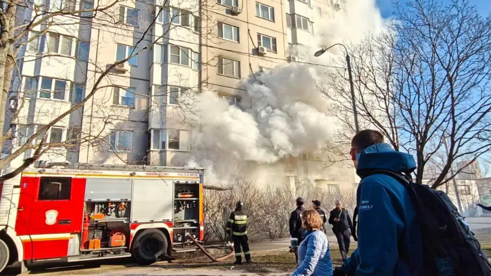 Огонь охватил многоэтажку на Братской улице в Москве