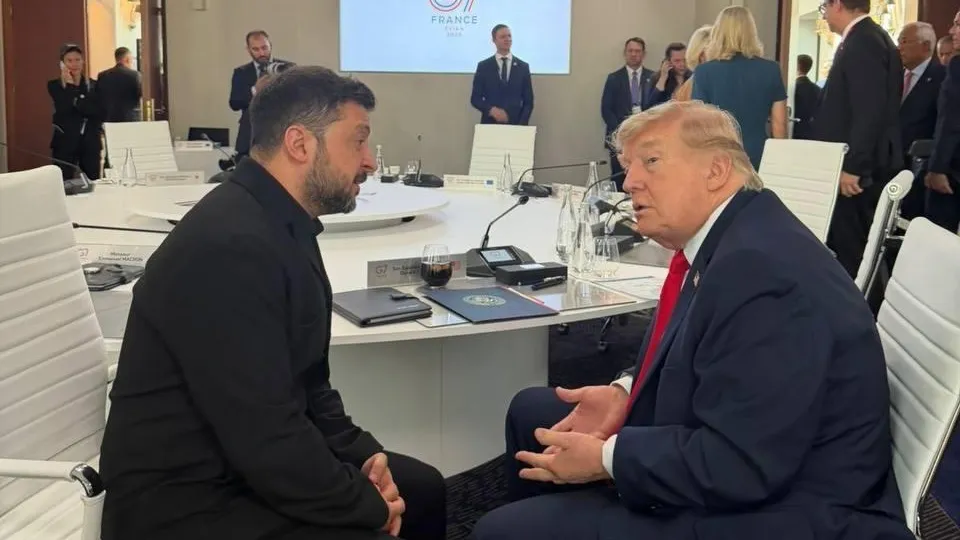 Эксперт по деловому протоколу объяснил позы Трампа и Зеленского на фото с G7