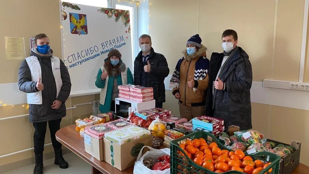 Сотрудники ковид‑центра Люберец получили сладкие подарки