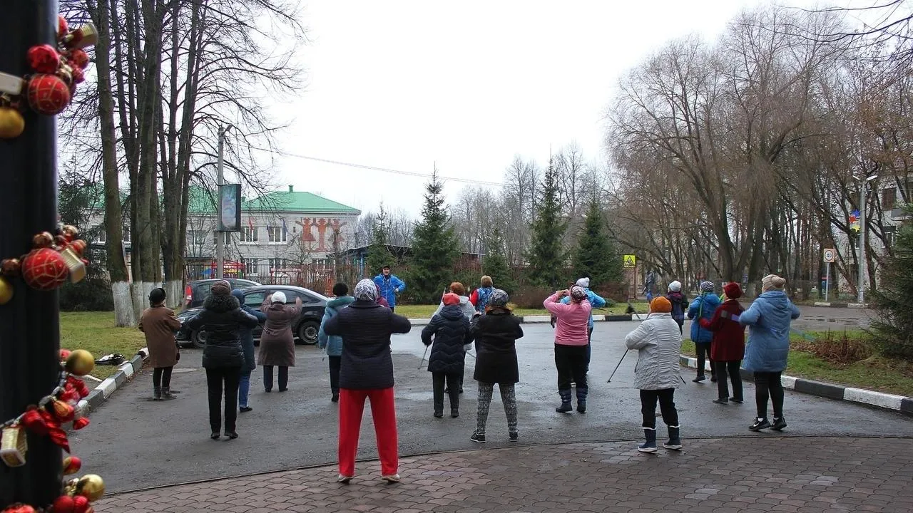 В поселке Подольска провели утреннюю зарядку для пожилых горожан