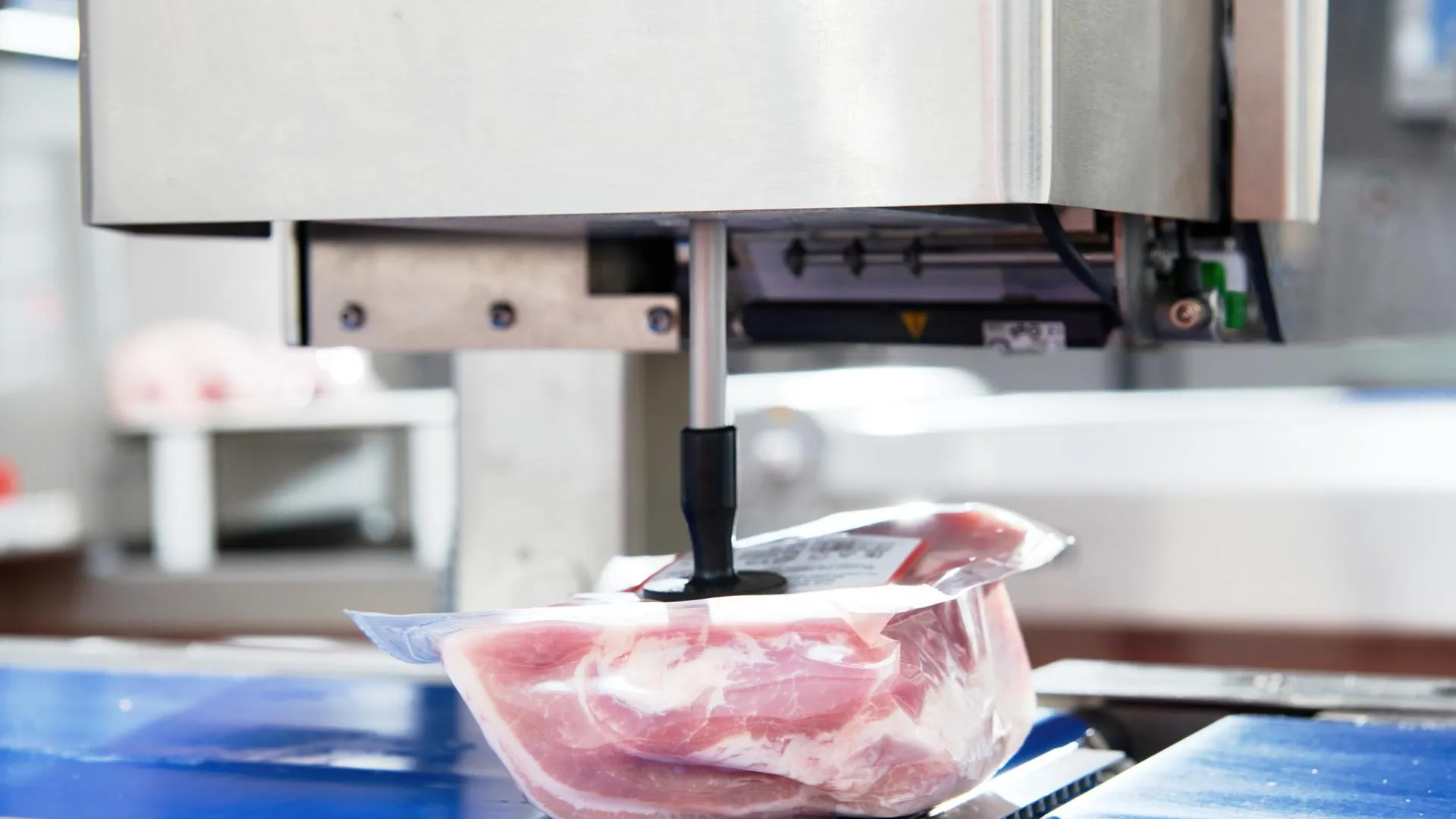 Ликсутов: промышленники столицы наращивают выпуск продуктов к майским праздникам
