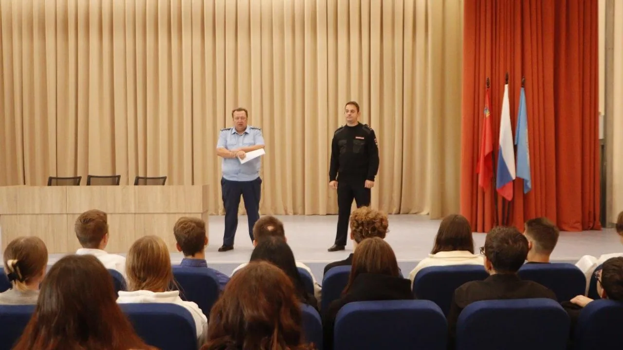 Зарайским старшеклассникам рассказали о кибермошенничестве