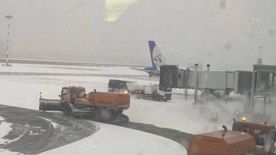 Задержан десяток рейсов: в Свердловской области транспортный коллапс из-за снега