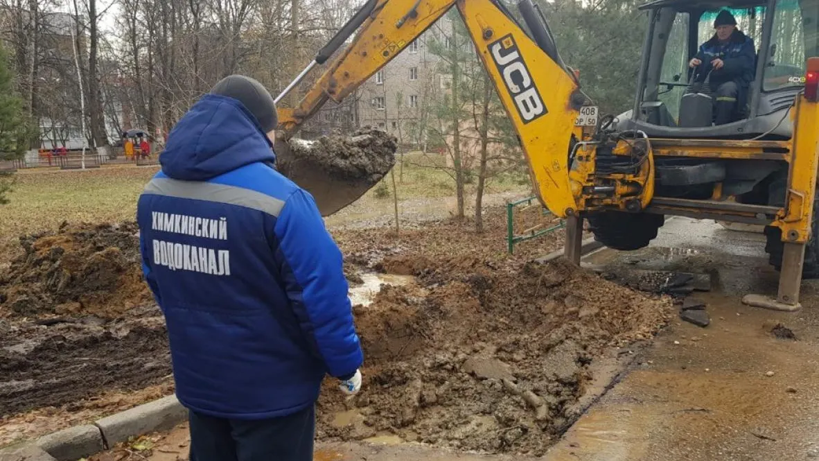 Специалисты устраняют последствия аварии на канализационной магистрали в Химках