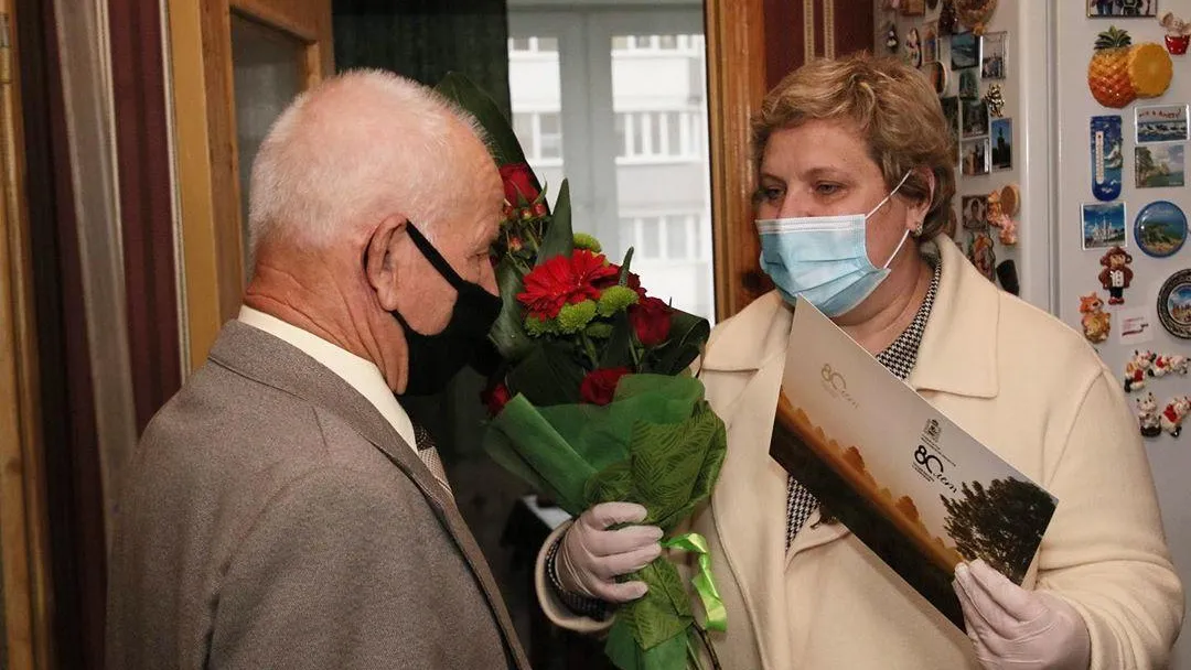 Глава Дзержинского поздравила жителя округа с 80‑летием