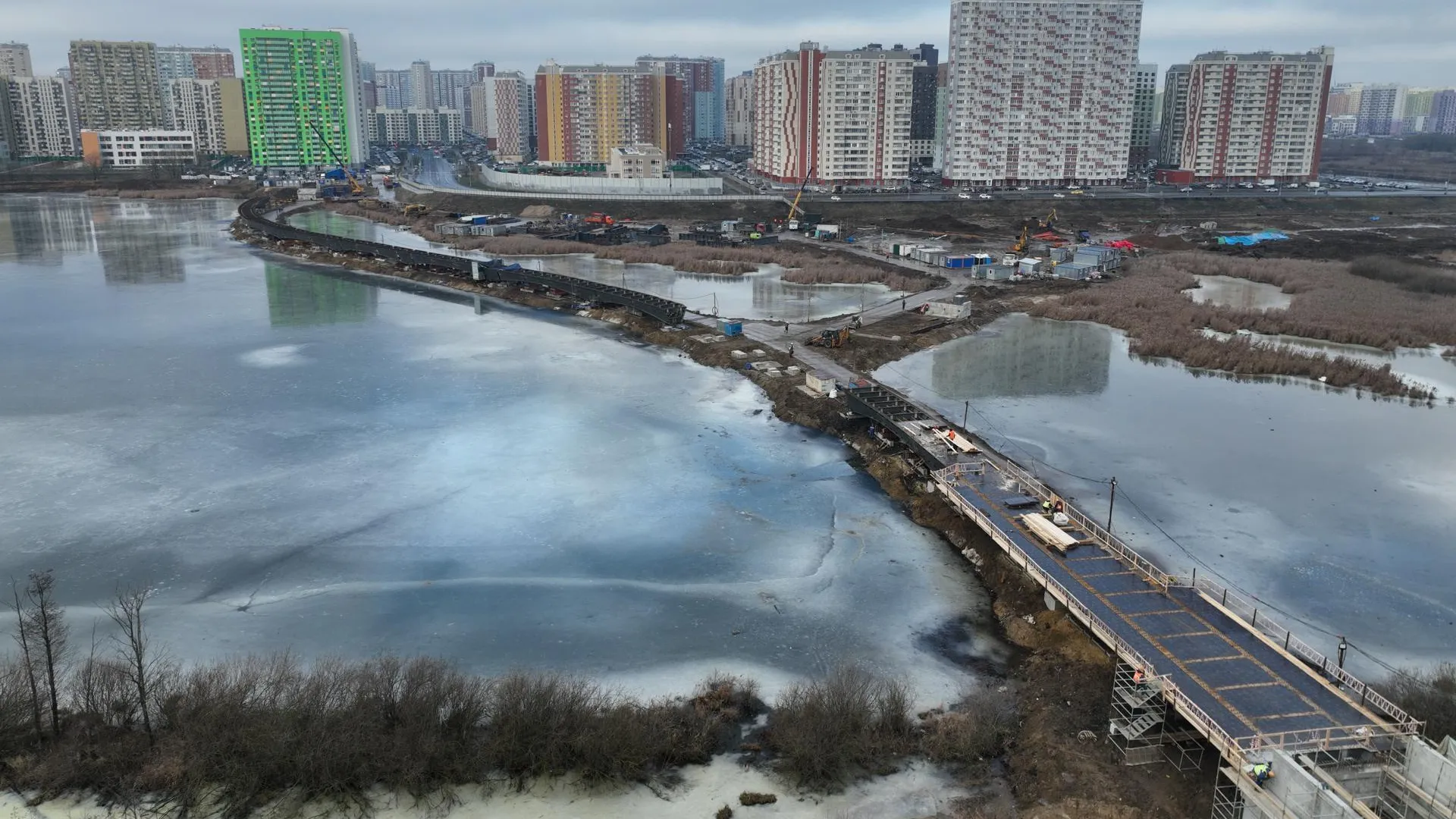 В Люберцах продолжают сборку пролетов моста «Дружба»