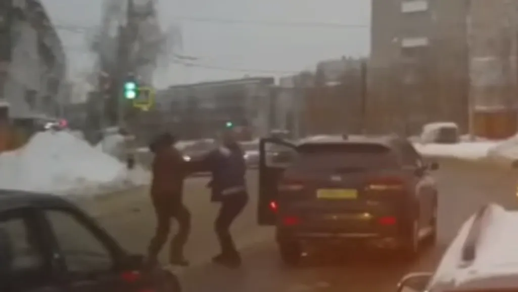 Водитель в ходе дорожной драки в Дзержинске достал топор