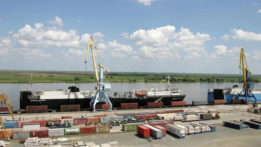 Украинские БПЛА ударили по порту Оля в Астраханской области, поврежден корабль