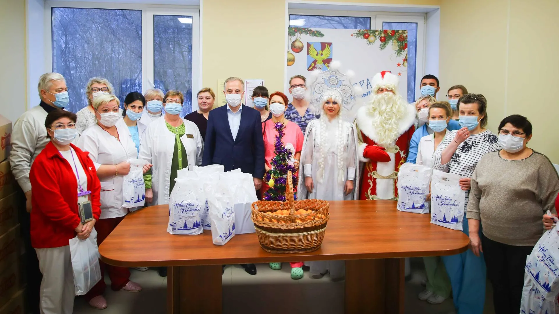 Порядка 400 подарков вручили медперсоналу ковидного центра в поселке Красково Люберец