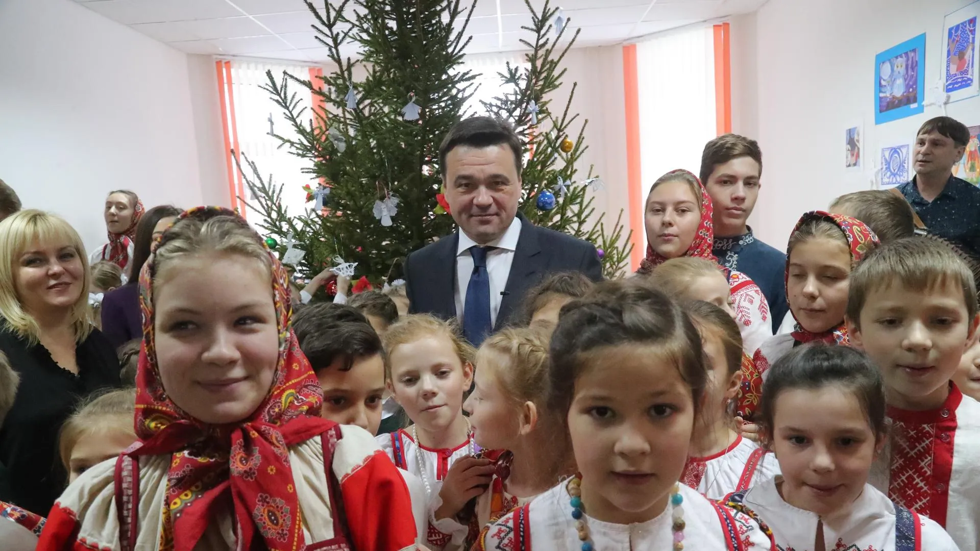 Воробьев подарил воспитанникам школы искусств в Клину елочные игрушки