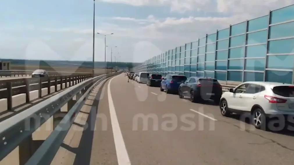 Рекордная пробка длиной 22 км образовалась на Крымском мосту