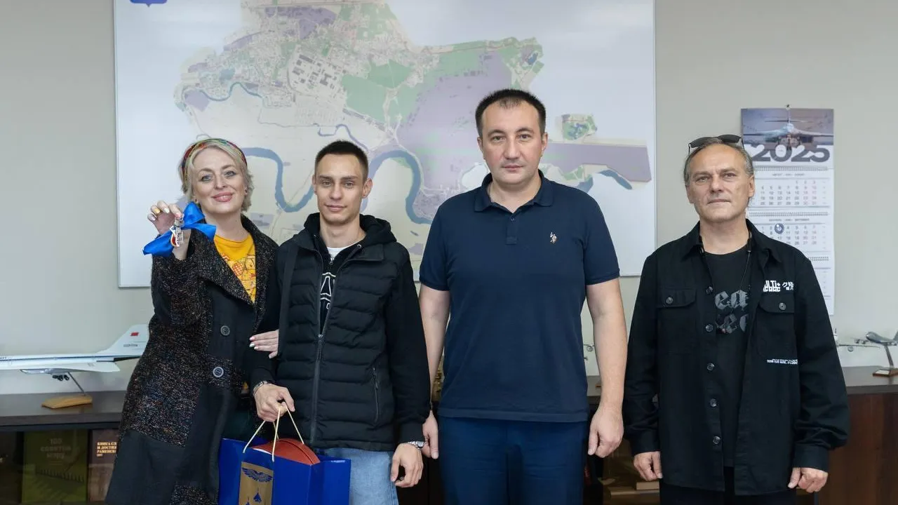 Глава Жуковского вручил ключи от квартиры ребенку-сироте