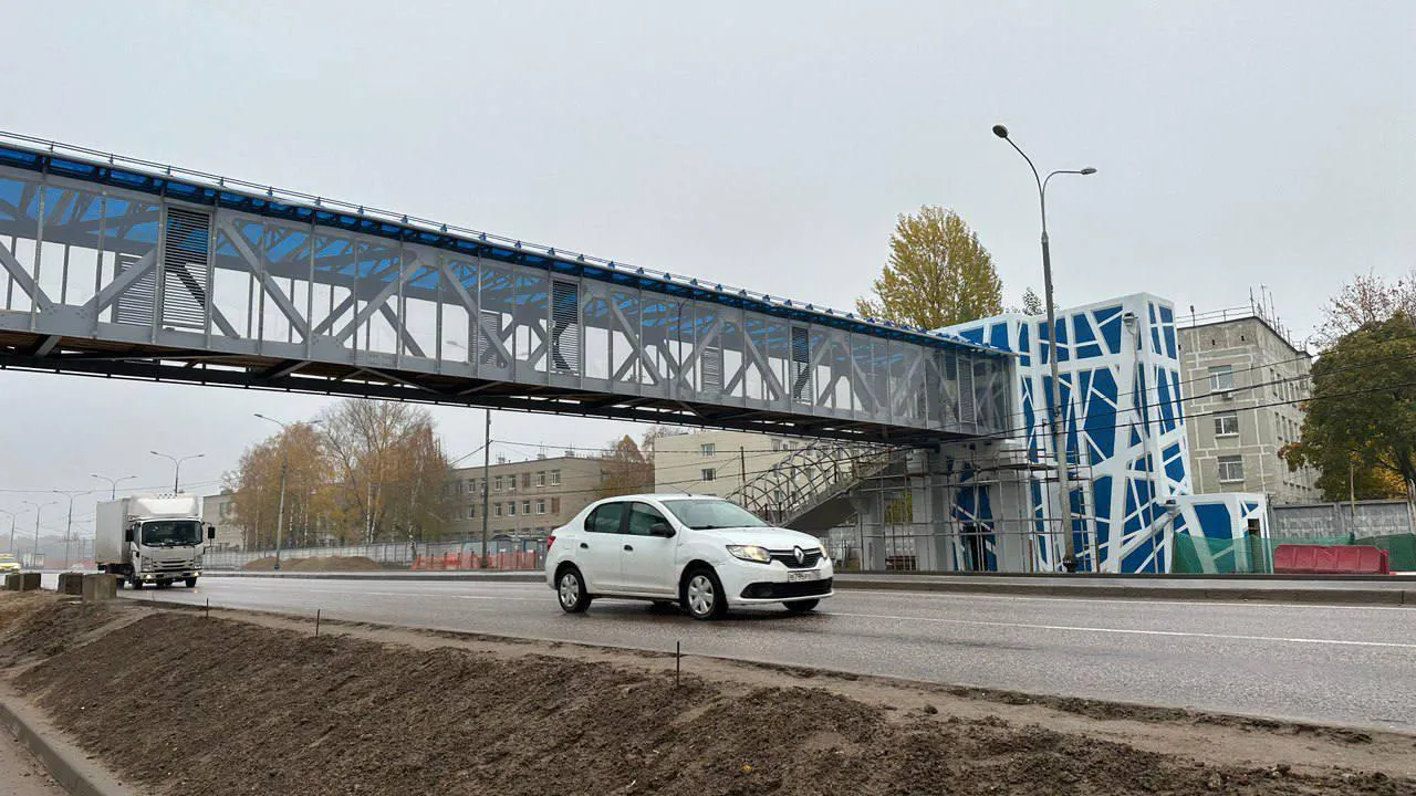 На Лобненском шоссе завершился монтаж пролетного строения надземного перехода