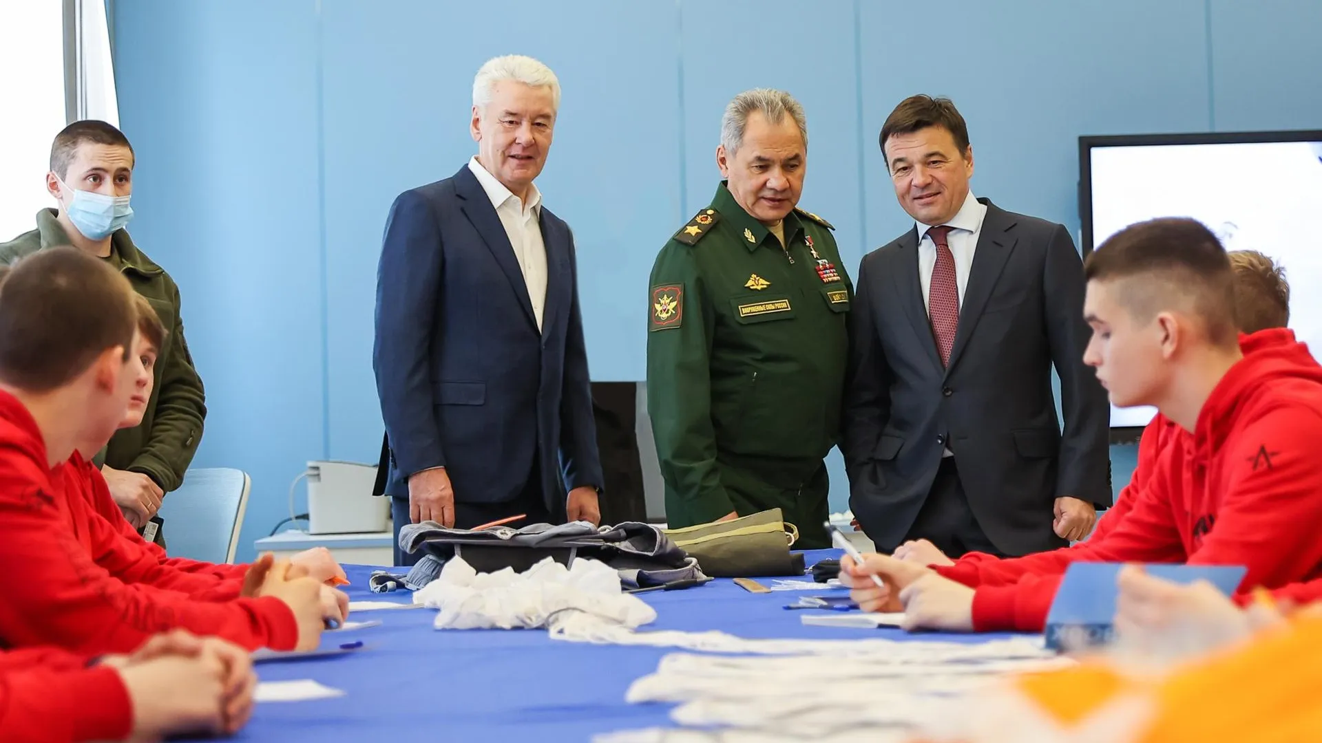 Шойгу, Воробьев и Собянин проверили работу центра военной подготовки для школьников