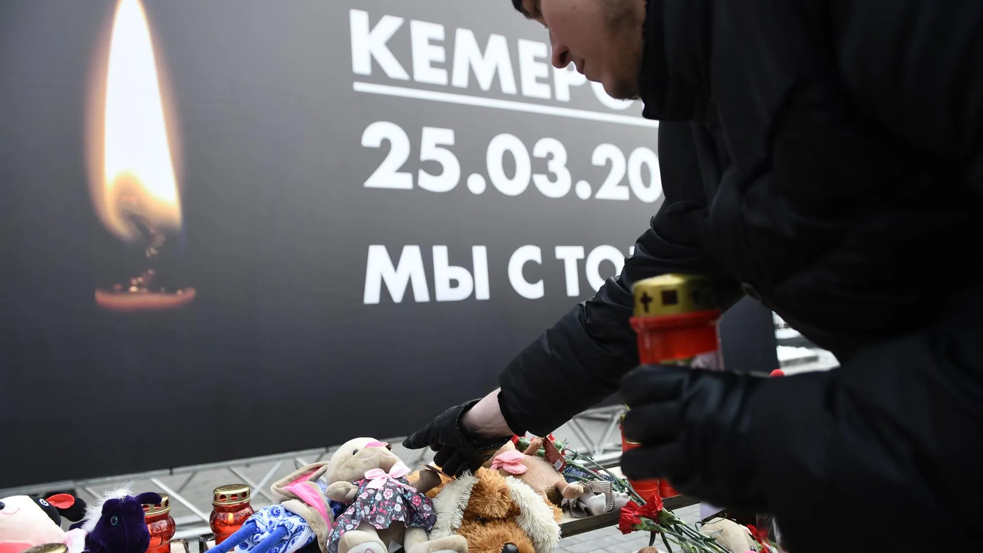 Москвичи начали собираться на акцию в память о погибших в Кемерове на Пушкинской площади