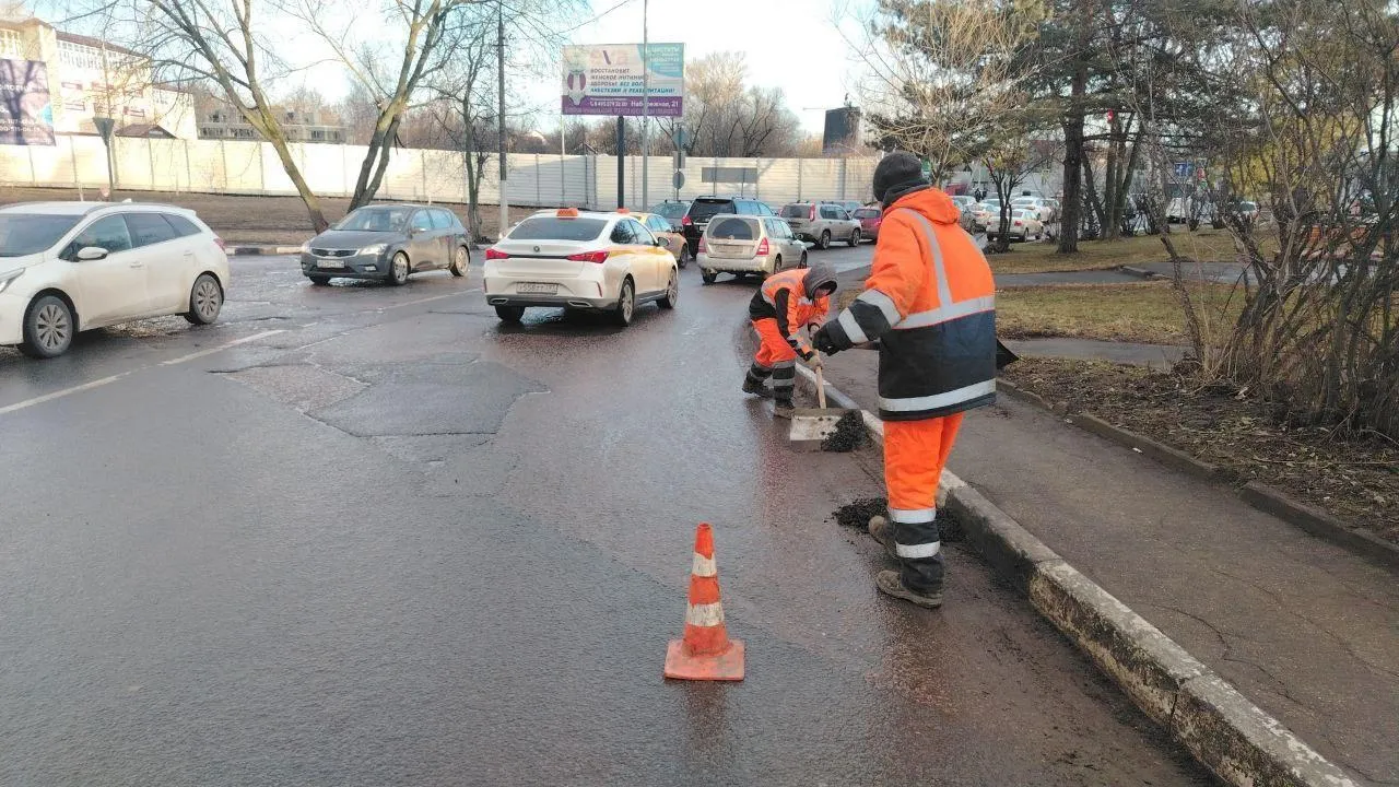 Дорожные службы Долгопрудного устанавливают знаки и очищают город от мусора