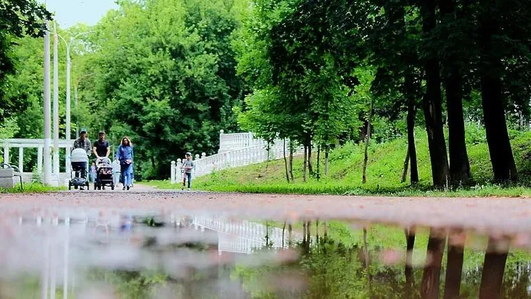 Работу аттракционов приостановили в городском парке Подольска в среду из‑за дождя