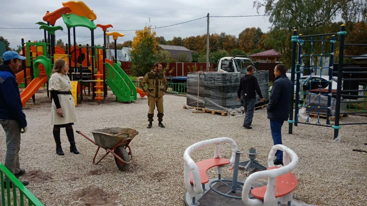 Подрядчика попросили вовремя убирать мусор при монтаже детской площадки в Подольске