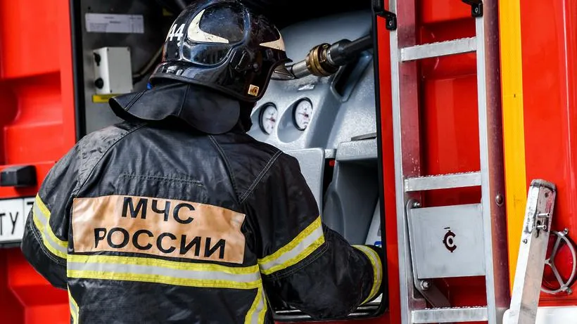 Пожарные потушили возгорание на складе в подмосковной деревне Серково