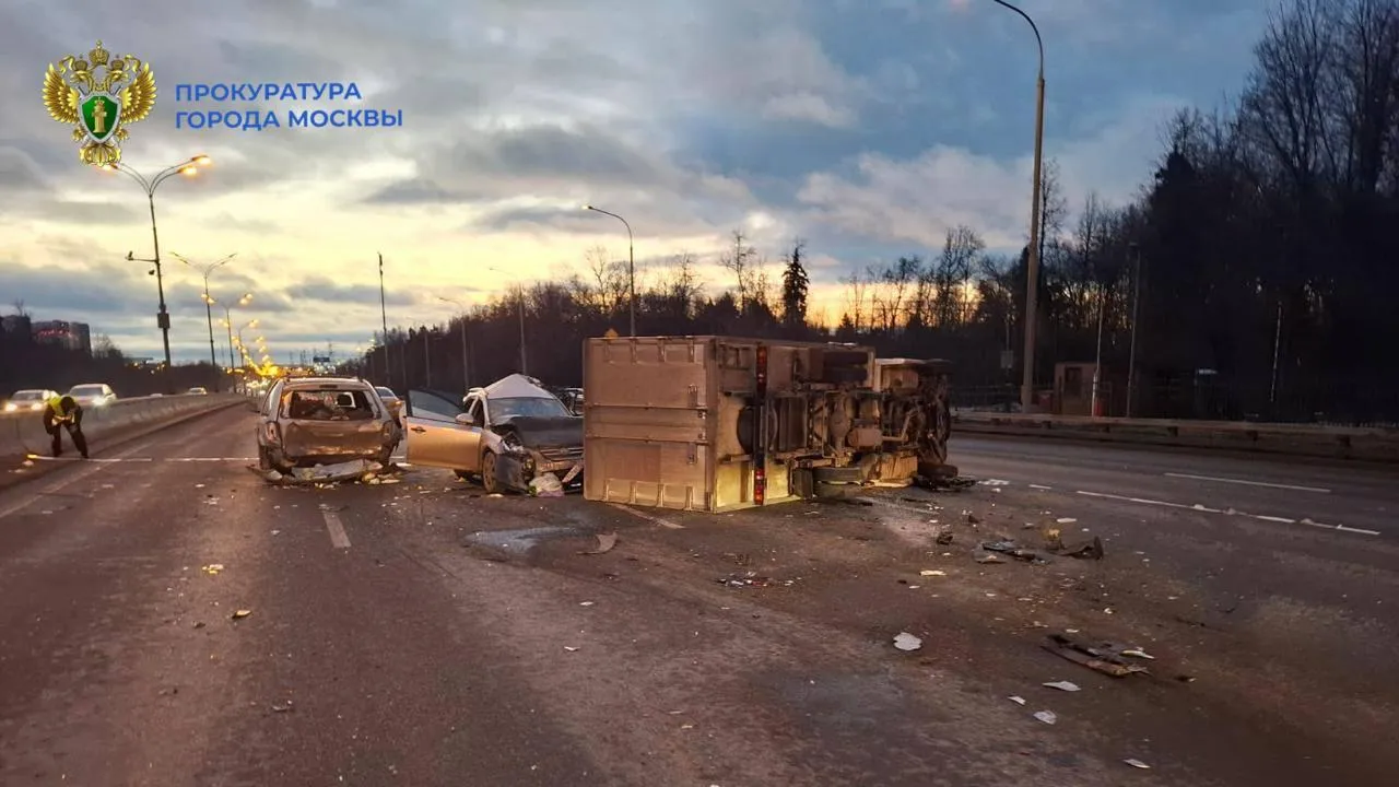 Человек погиб при столкновении трех автомобилей на юго-западе Москвы