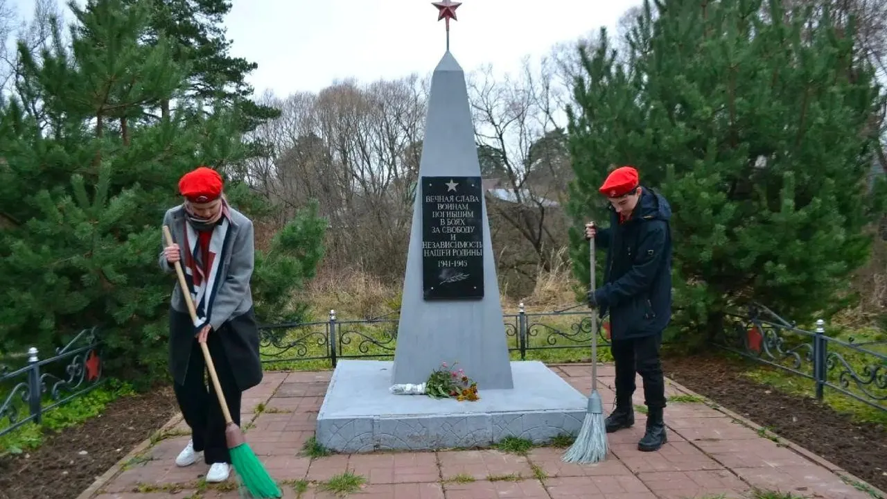 Ученики Барыбинской школы Домодедова убрали территории «Аллея памяти» и «Обелиск»