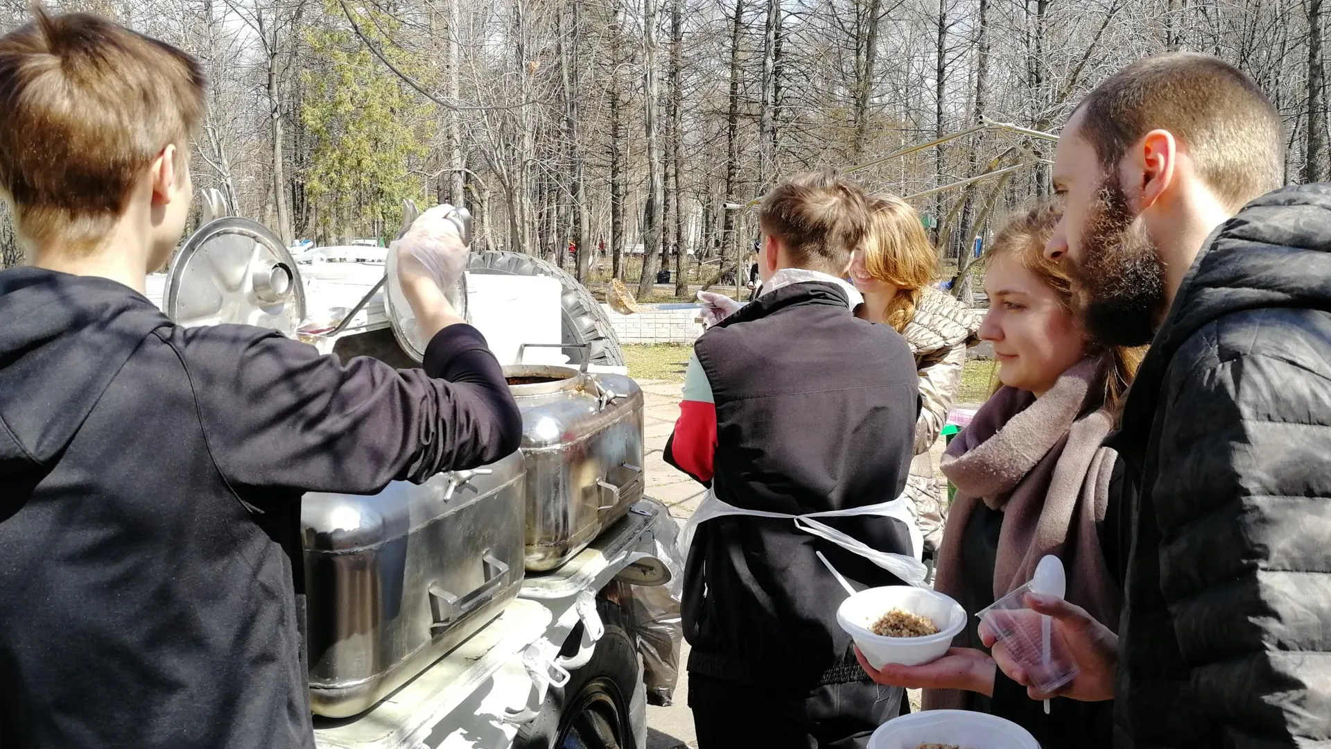 Журналистов и жителей Королева накормили кашей во время медиасубботника