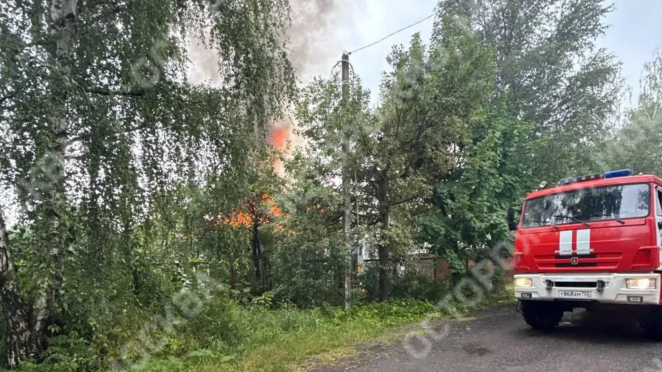 Внутри была пенсионерка: огонь охватил жилой дом в Домодедове после удара молнии