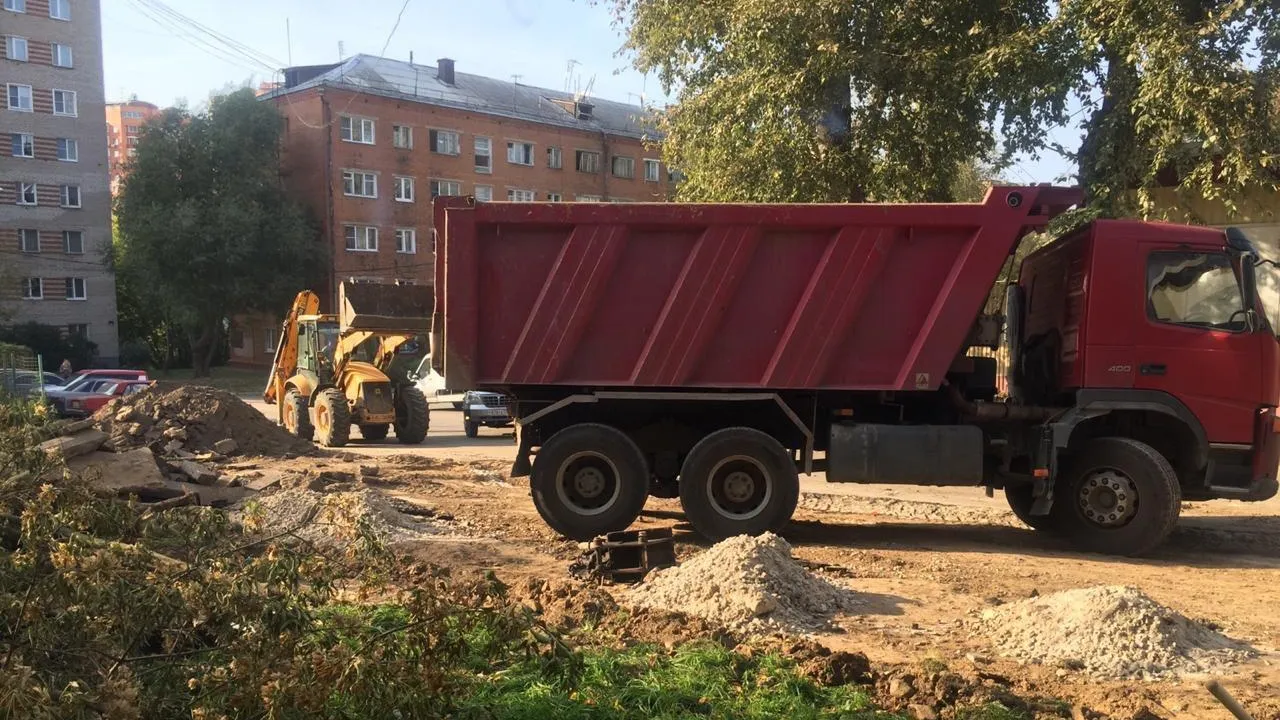 Дворовую территорию 10 домов начали благоустраивать в микрорайоне Климовск Подольска