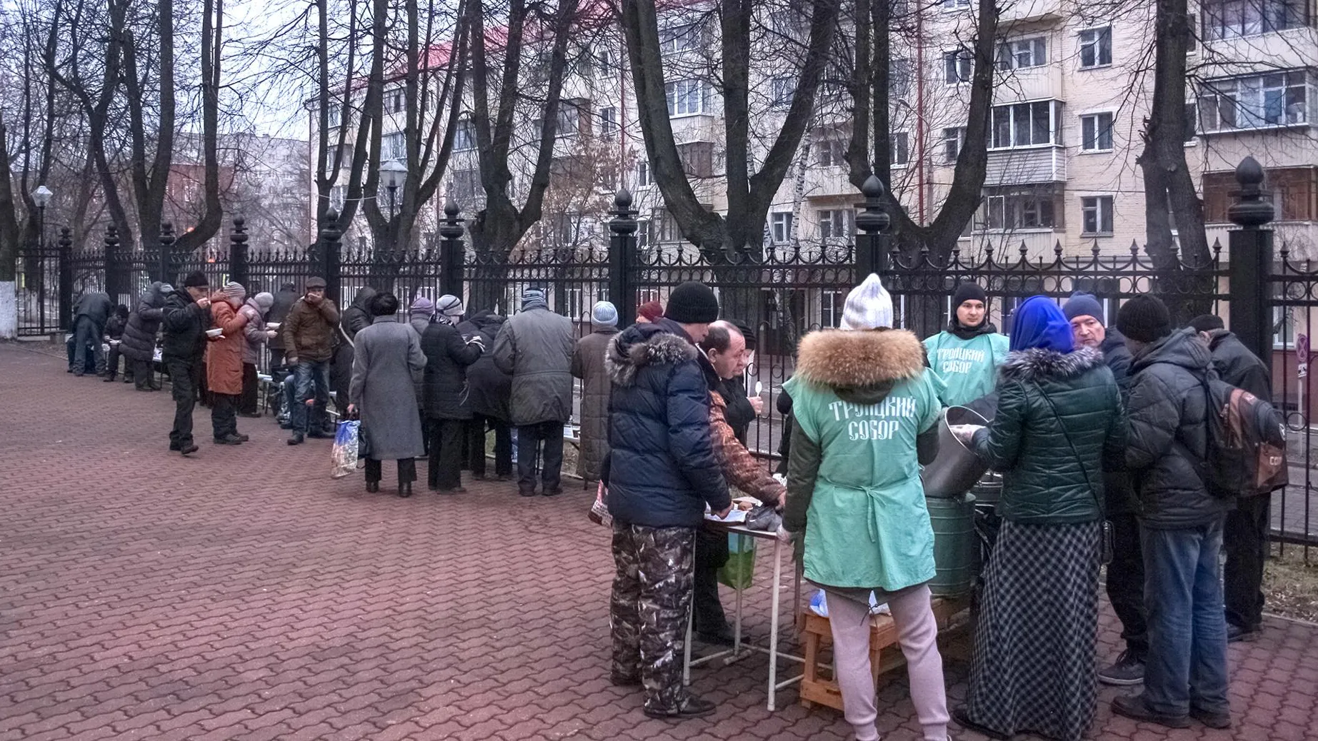 В Подольске возобновили раздачу обедов малоимущим