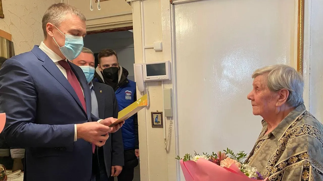 Депутат Мособлдумы поздравил жительницу Красногорска с 90‑летием