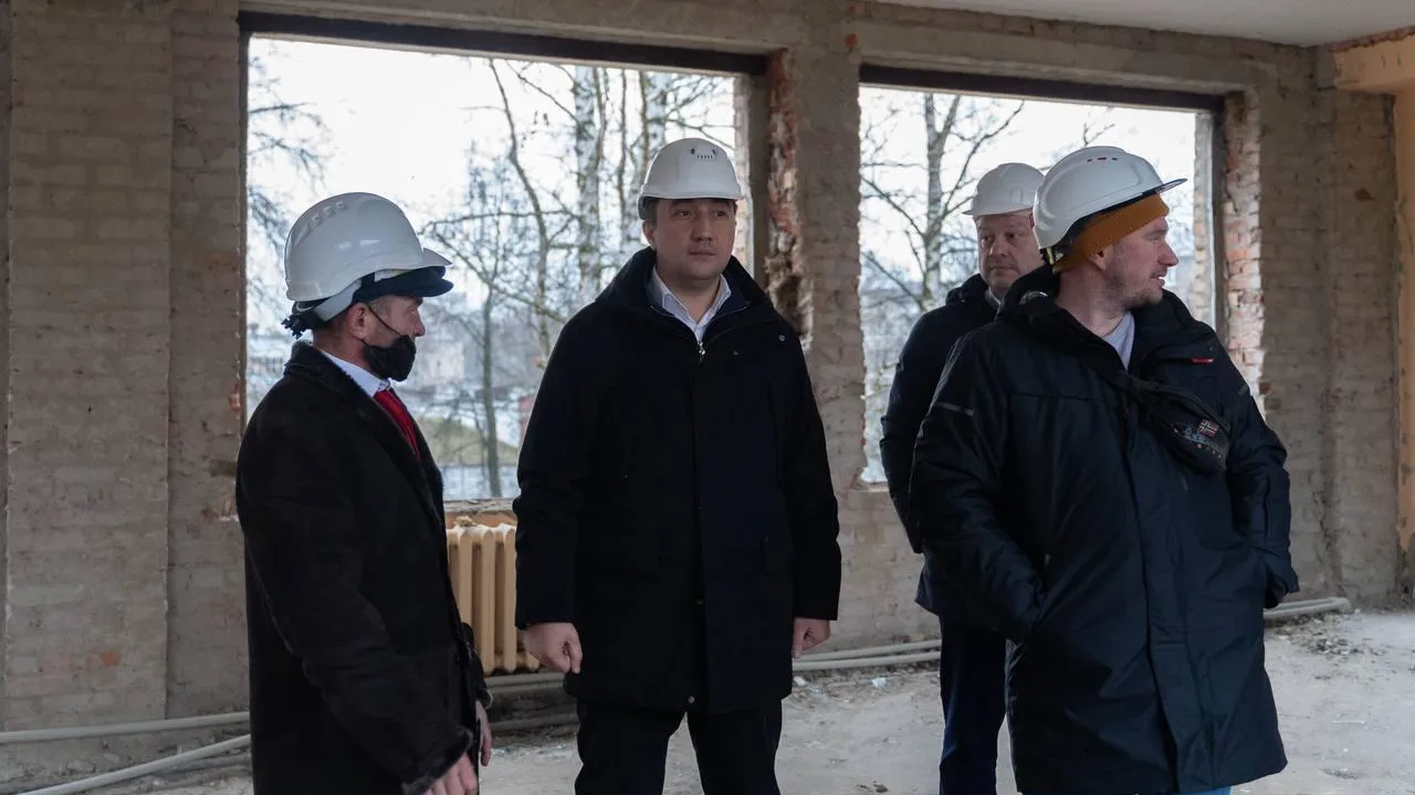 Глава Жуковского проверил ход ремонта в двух детских садах