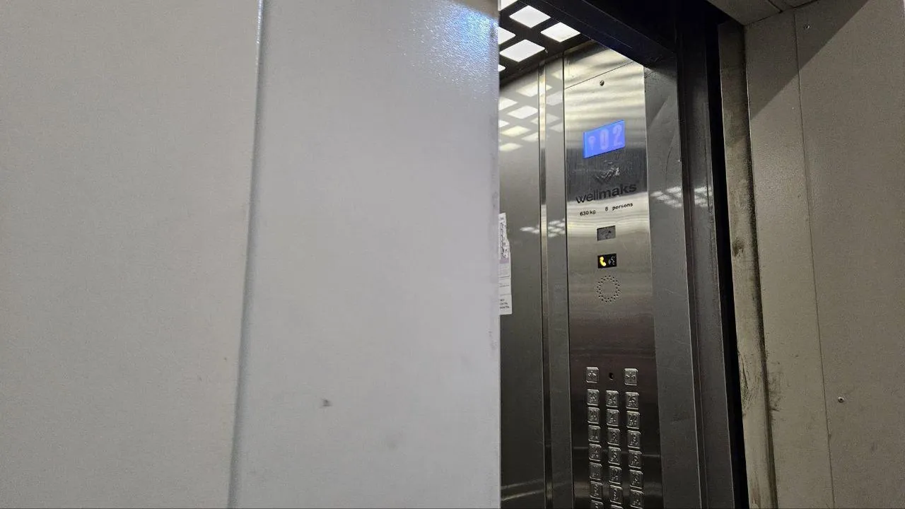 В Подмосковье объяснили что делать, если ключи или ценные вещи упали в шахту лифта