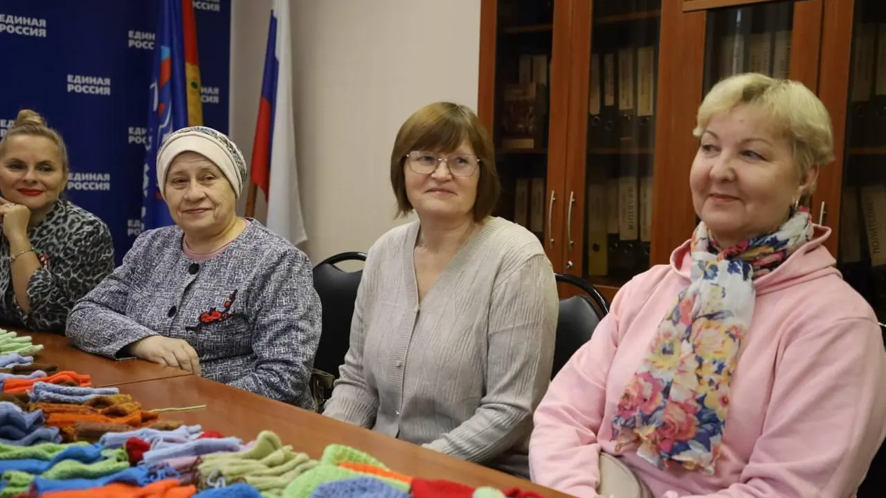 Долголеты связали шерстяные вещи для недоношенных детей в роддоме Серпухова