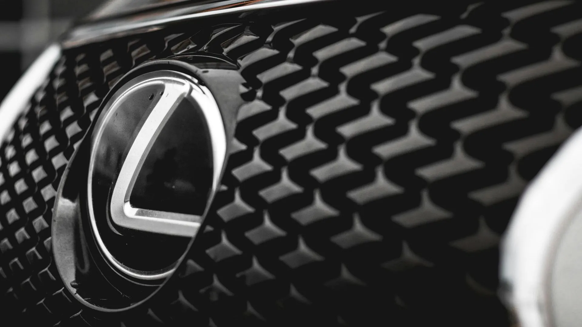 Прохожий поджег Lexus, который облил его водой из лужи в Москве