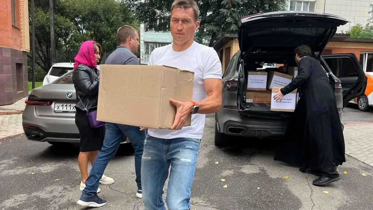 Пушкинские волонтеры передали школьные наборы для детей из ЛДНР