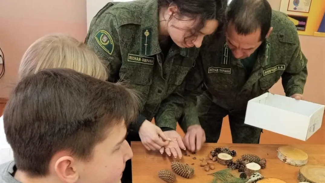 Талдомские лесничие рассказали школьникам об основных лесообразующих породах деревьев