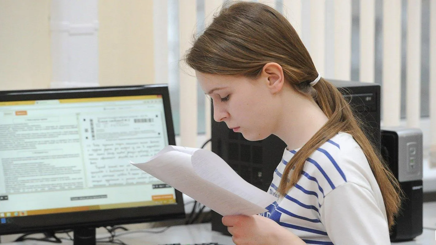 Школьники Подмосковья досрочно сдали ЕГЭ по иностранным языкам, физике и биологии