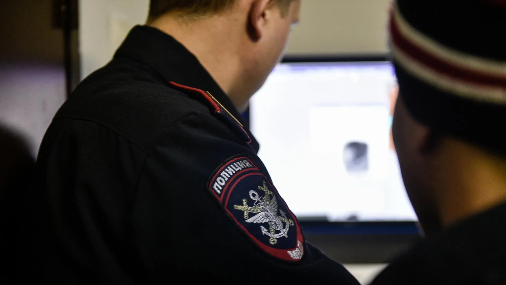 Полицейских Подольска наградили за поиск вандалов, повредивших фигуру Артема Дзюбы