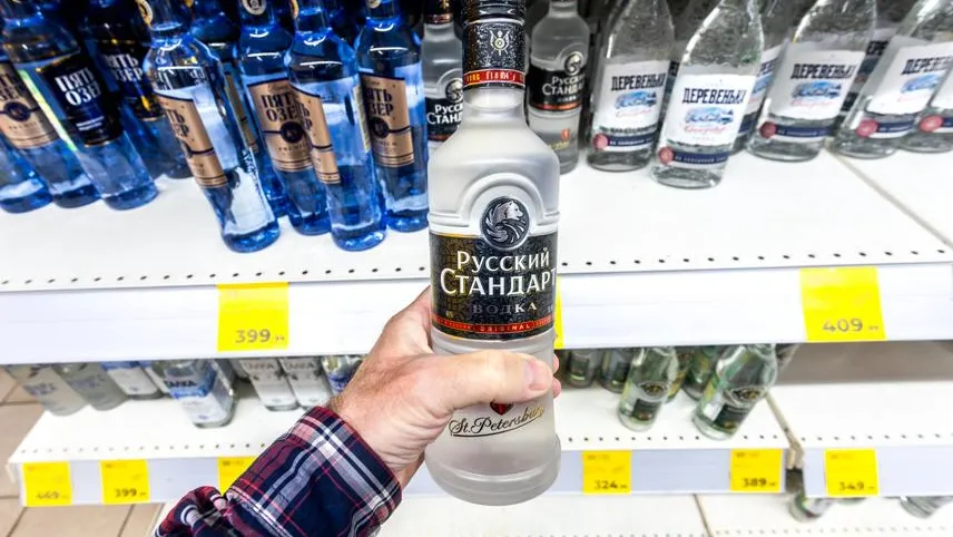 Москвичи и петербуржцы покупают водку меньше остальных россиян