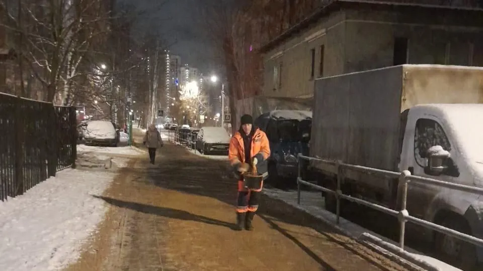 Дорожные службы Долгопрудного меняют стекла остановок и бордюрные ограждения